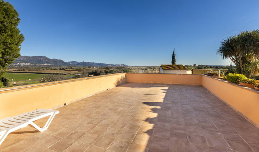 Near to Peralada, house for sale with panoramic views