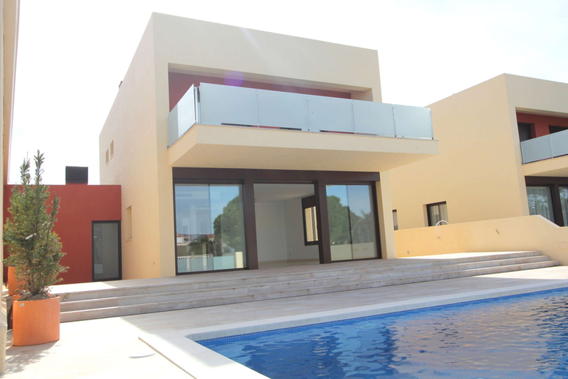 Empuriabrava, Nova promoció d'habitatge unifamiliar amb piscina i garatge