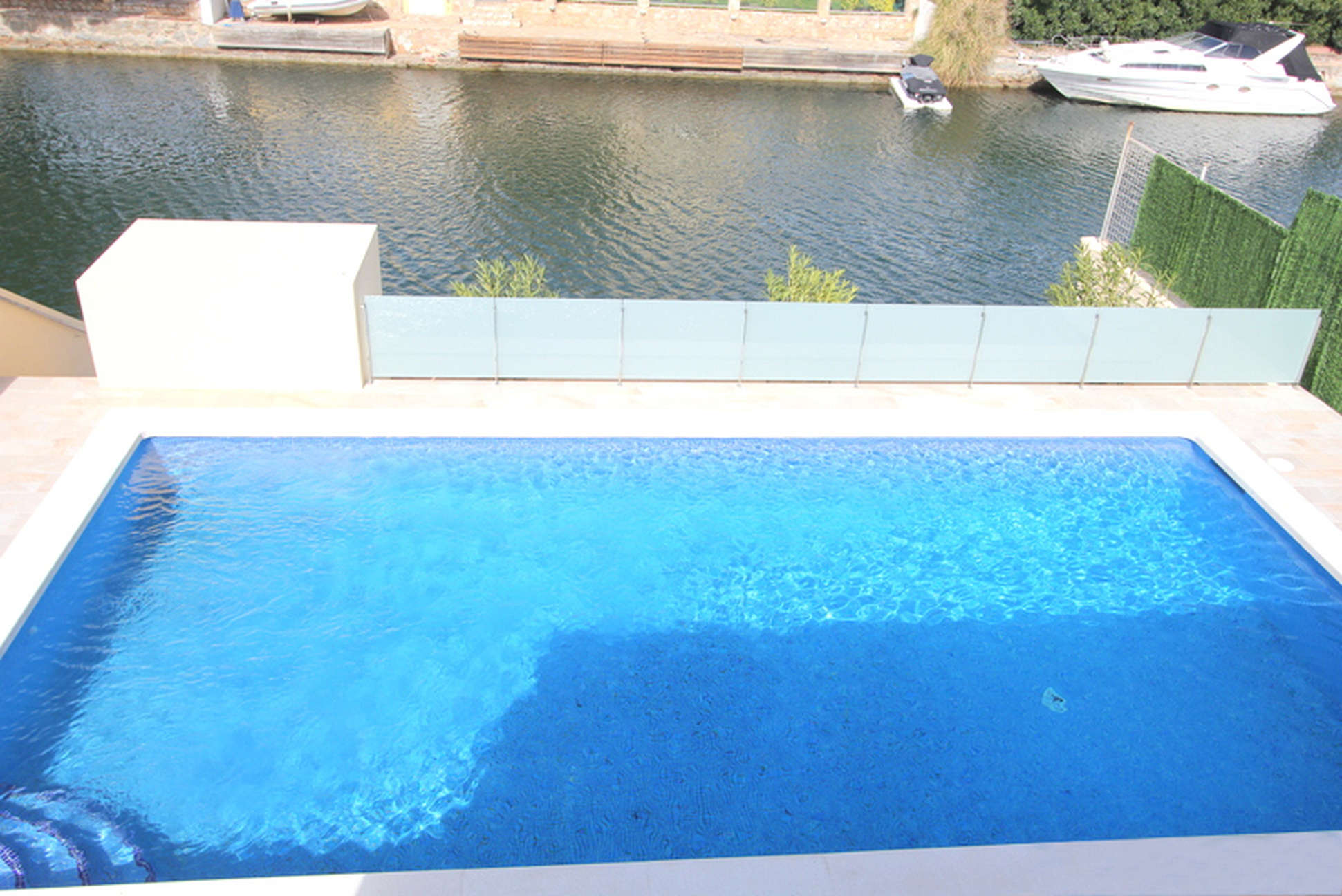 Empuriabrava, Nouvelle promotion de maison individuelle avec piscine et garage
