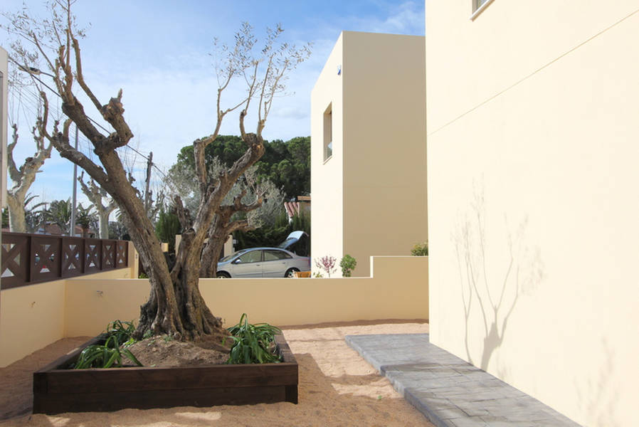 Empuriabrava, Nueva promoción de vivienda unifamiliar con piscina y garaje