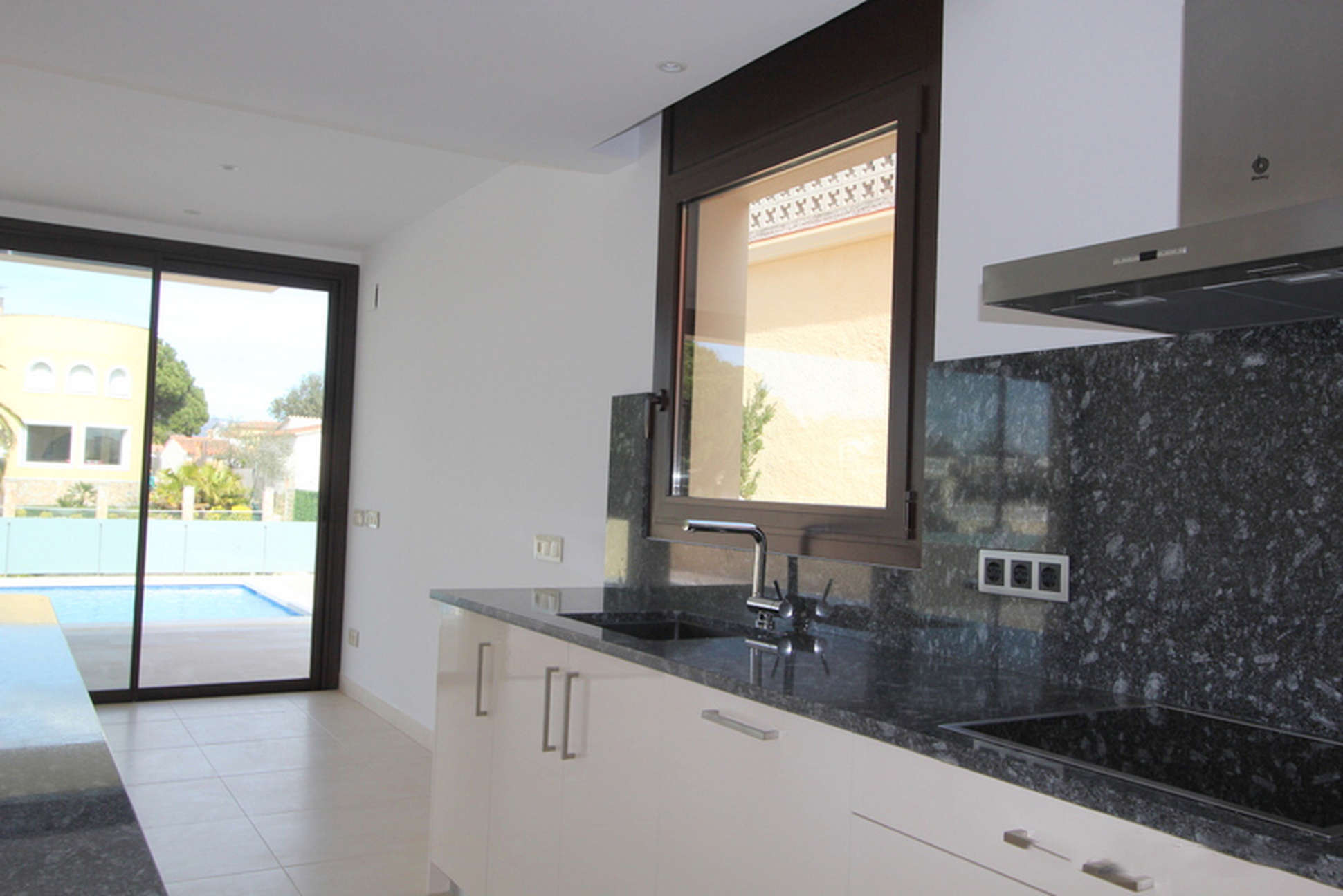 Empuriabrava, New promotion of detached house with pool and garage