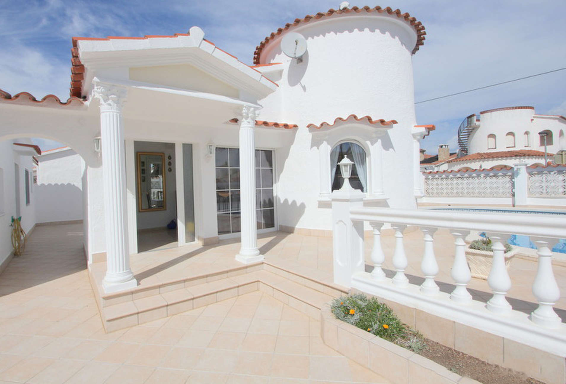 Empuriabrava, house for sale with independent studio and pool