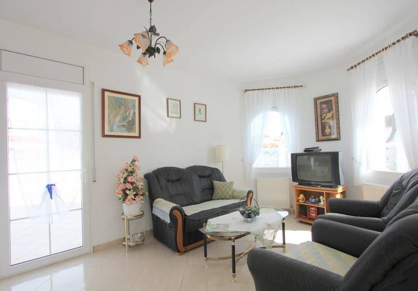 Empuriabrava, house for sale with independent studio and pool
