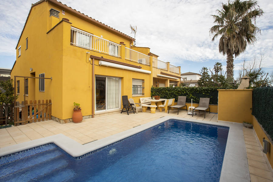 Belle maison à Sant Pere Pescador avec piscine et garage