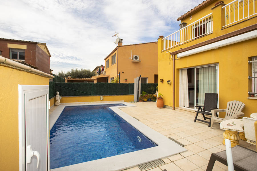 Bonita casa en Sant Pere Pescador con piscina y garaje