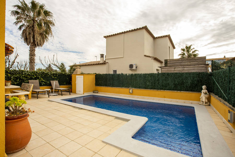 Schönes Haus in Sant Pere Pescador mit Pool und Garage