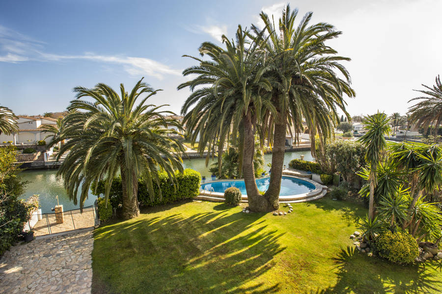 Charming Villa on a wide canal for sale in Empuriabrava