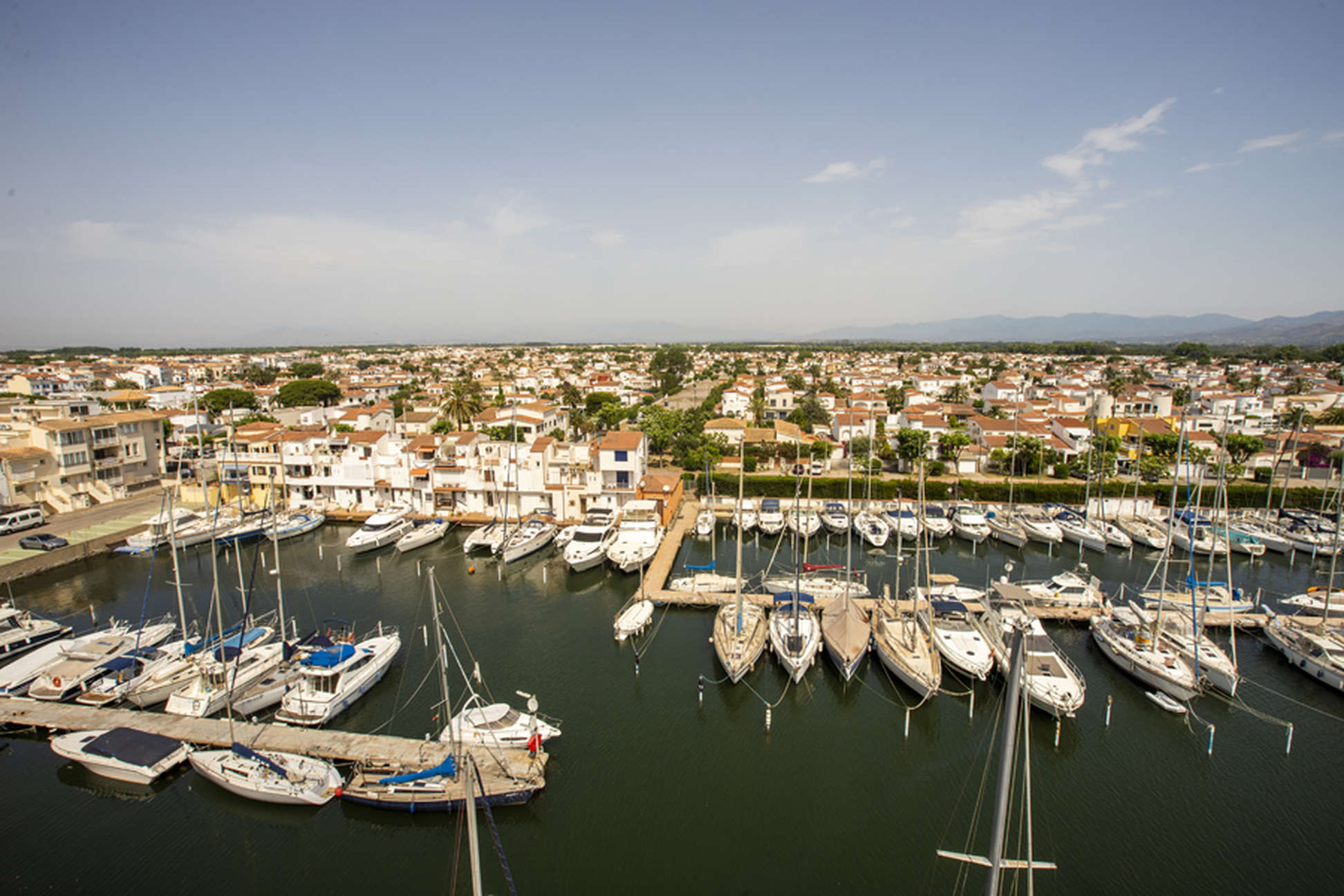 Fantastic spacious penthouse with sea view in the harbor of Empuriabrava