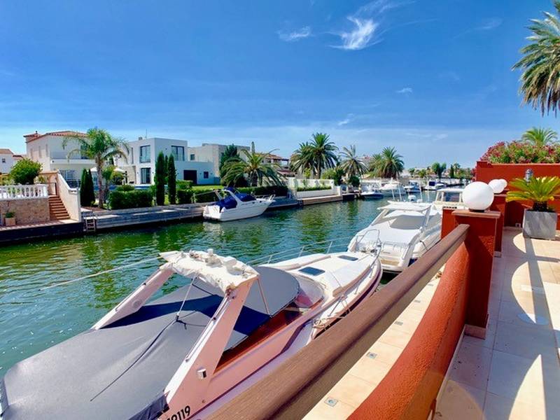 Magnificent villa with mooring on a wide canal and south oriented for sale in Empuriabrava (Costa Br