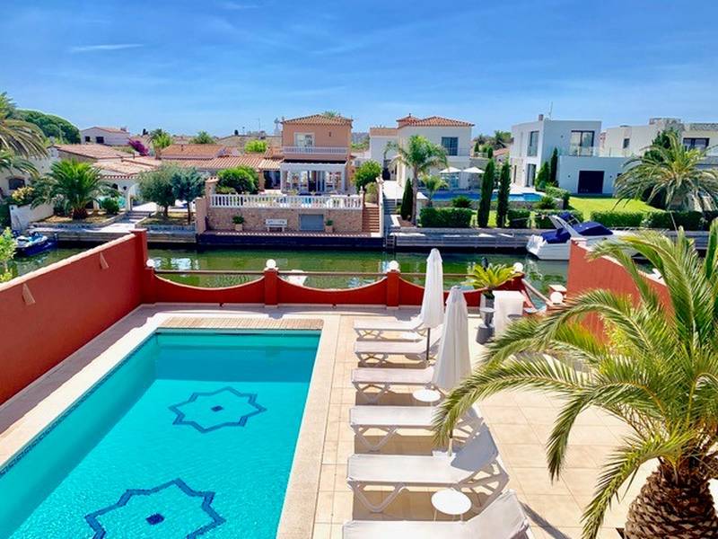 Magnificent villa with mooring on a wide canal and south oriented for sale in Empuriabrava (Costa Br