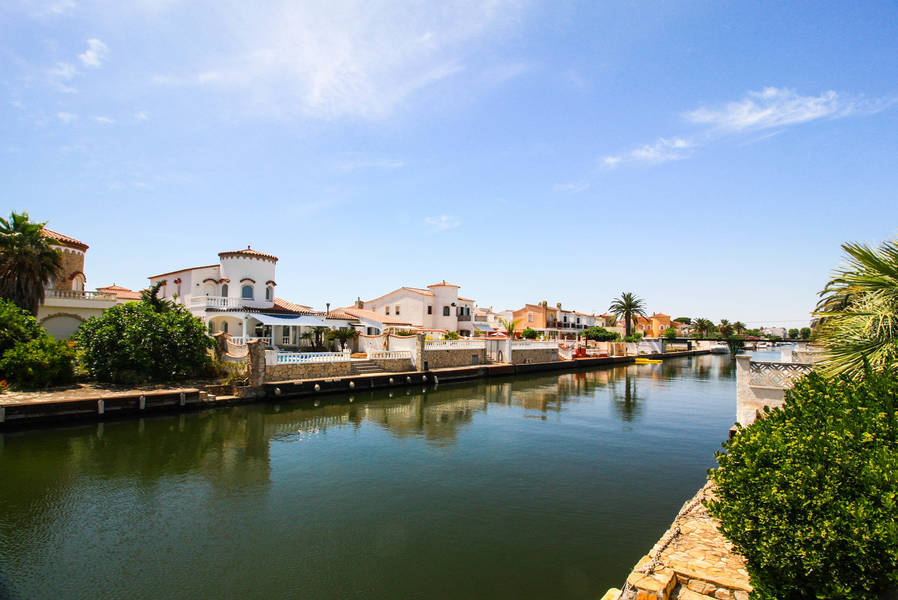 Wide canal villa with 535m2 of plot and mooring of 12 meters