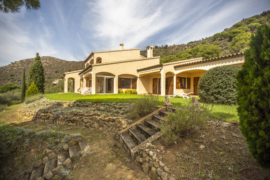 Villa spacieuse située sur un grand terrain avec vue sur l'Alt Emporda et la baie de Roses.