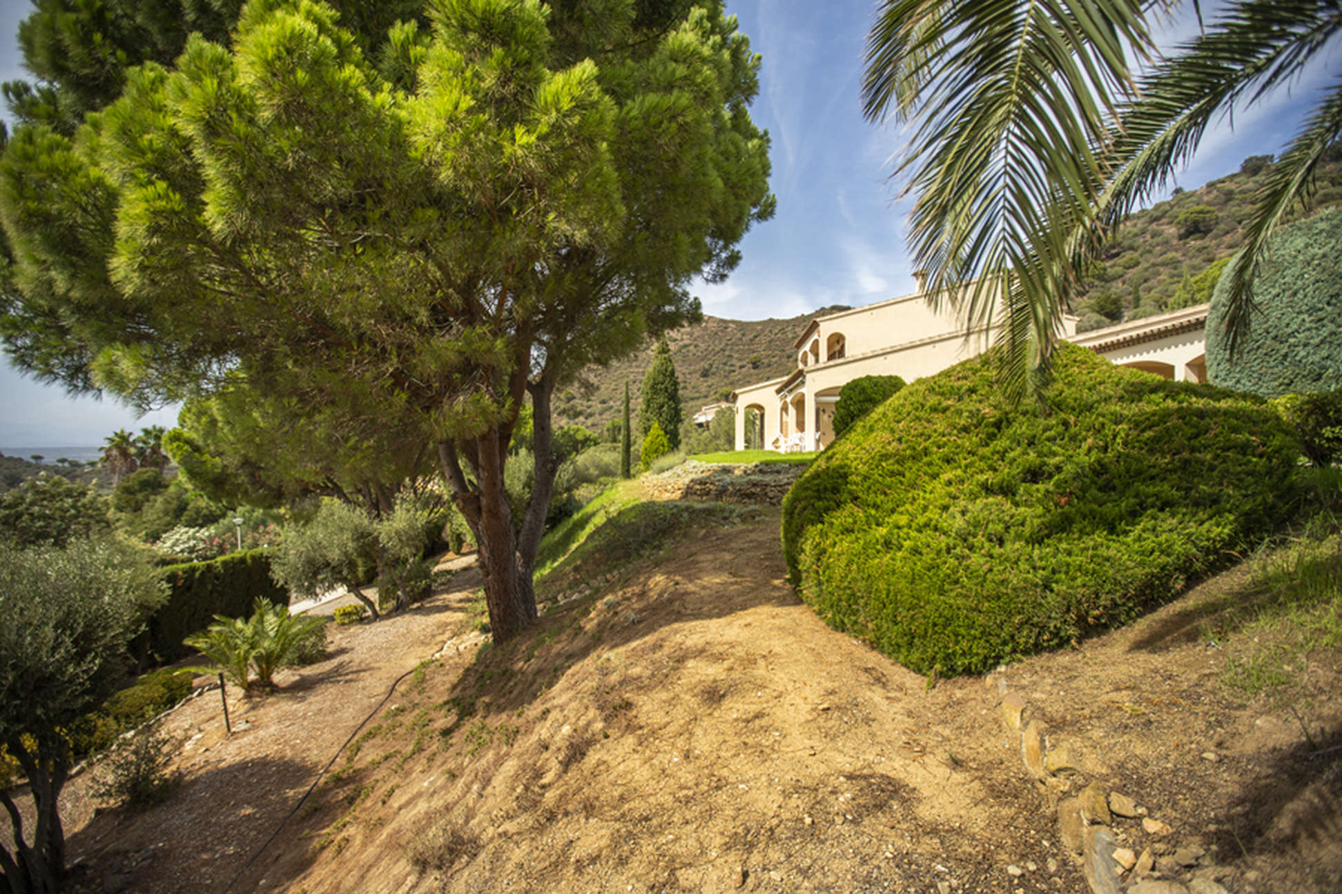 Geräumige Villa auf einem großen Grundstück mit Blick auf den Alt Emporda und die Bucht von Roses.