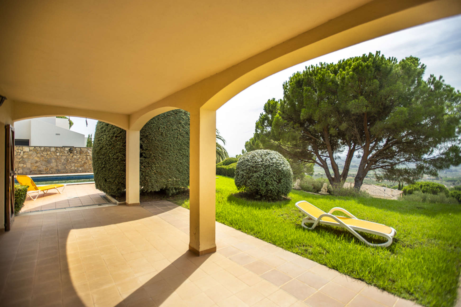 Spacious Villa situated on a large plot with views over the Alt Emporda and the Bay of Roses.
