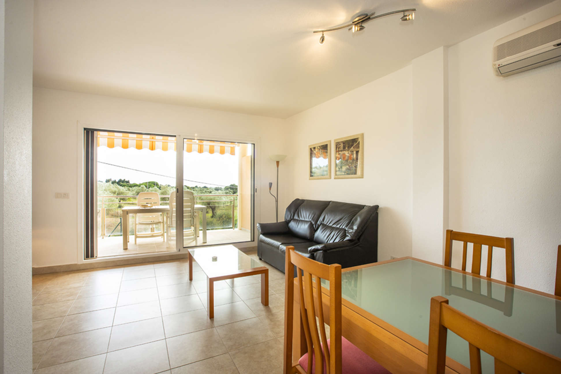 Beautiful, bright corner apartment with fantastic views over the bay of Roses.