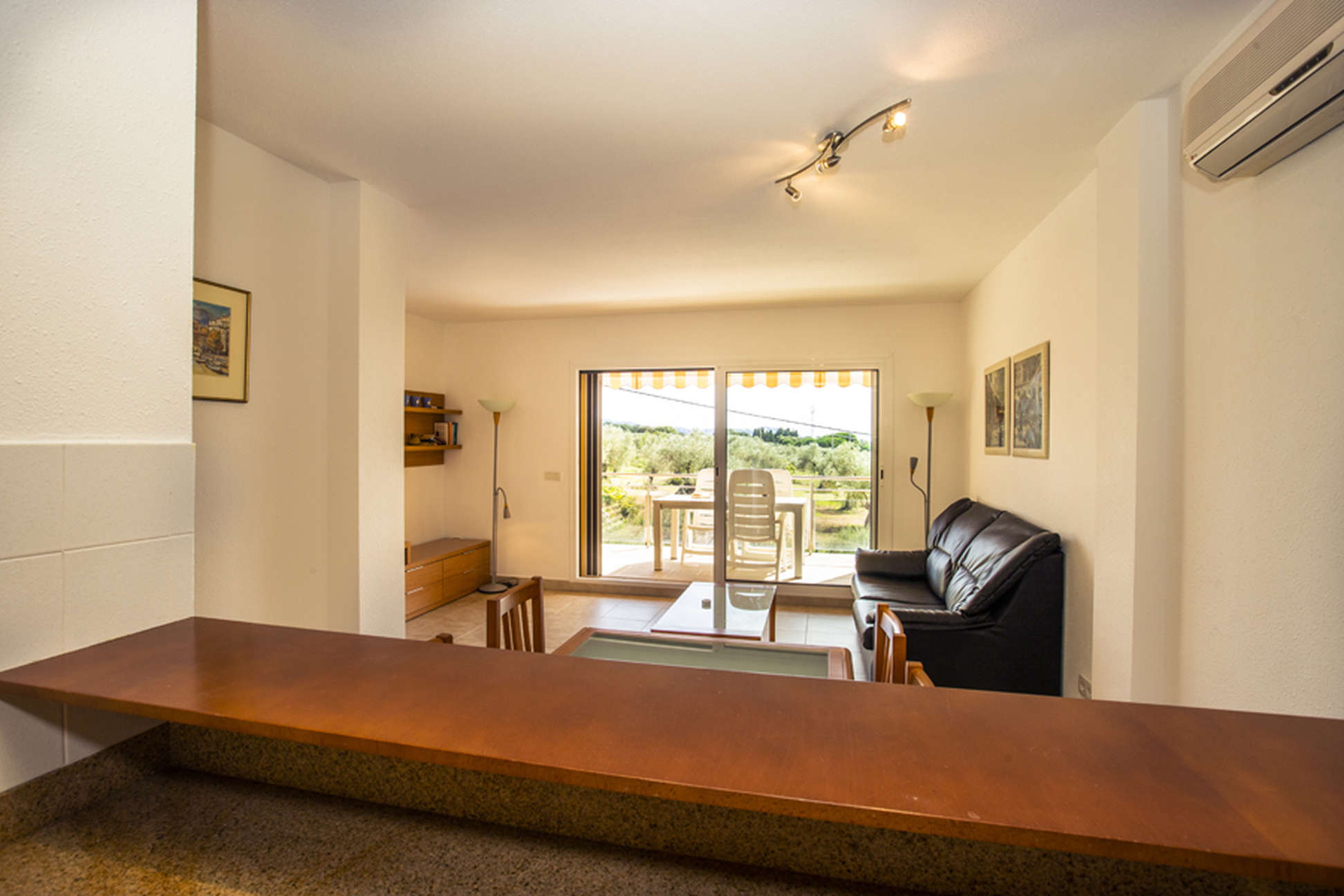 Beautiful, bright corner apartment with fantastic views over the bay of Roses.