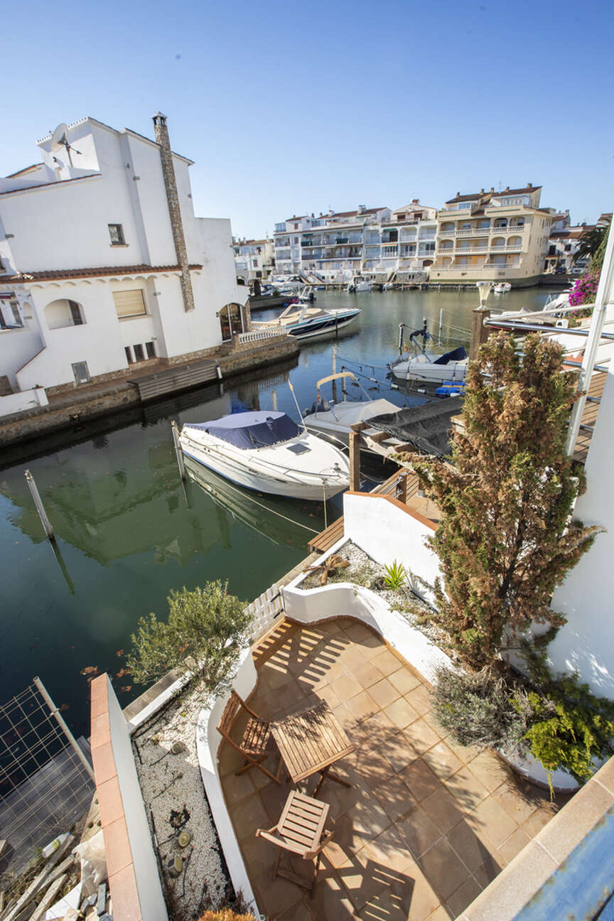 Magnificent villa with mooring for sale in Empuriabrava