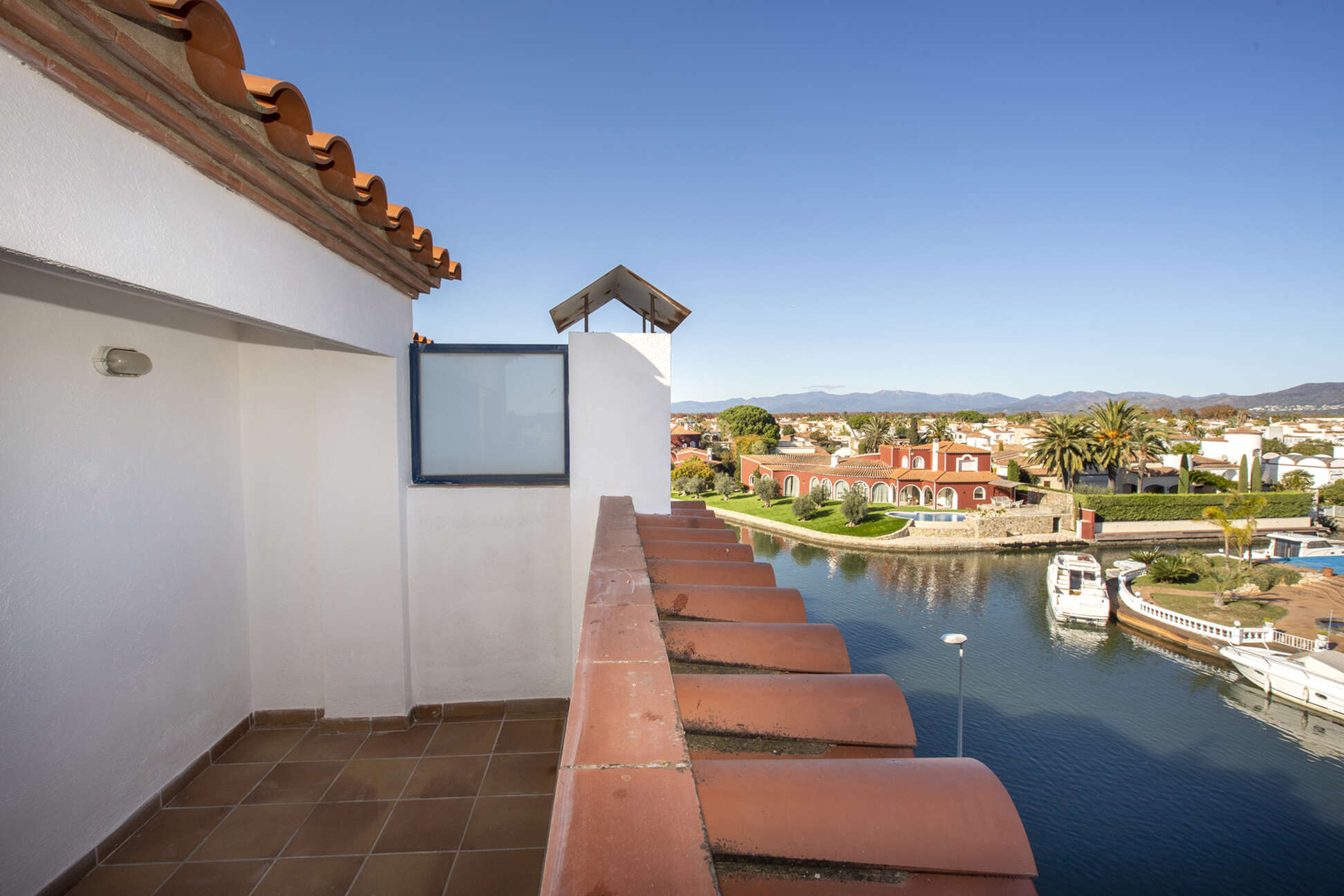 Magnificent villa with mooring for sale in Empuriabrava