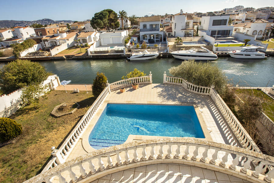 Empuriabrava, house on wide canal south side with mooring and pool
