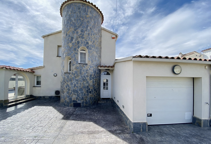 Preciosa casa renovada a 150M de la playa