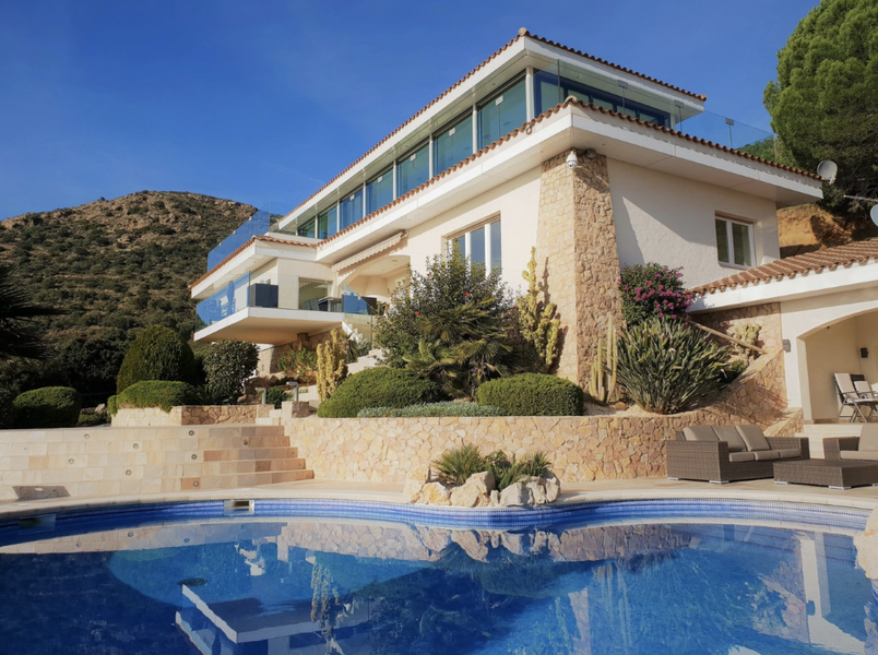 Magnificent Villa with fabulous panoramic views over the Bay of Roses and the Empordà