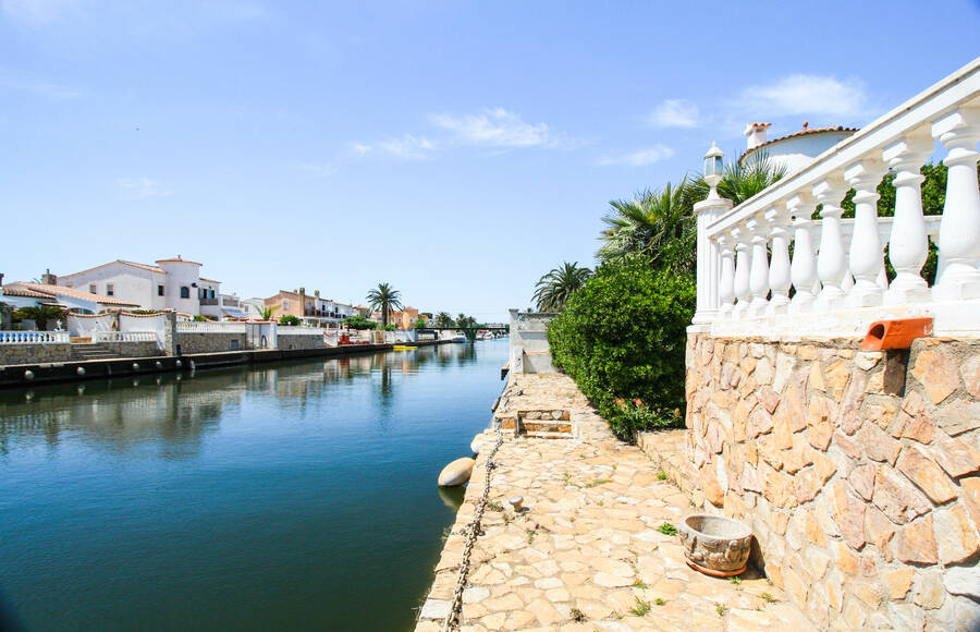 Large plot to build in Empuriabrava with a 12 meter mooring