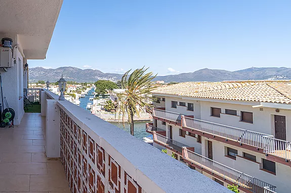 Empuriabrava, fantastic penthouse with a 97m2 solarium terrace and incredible views.