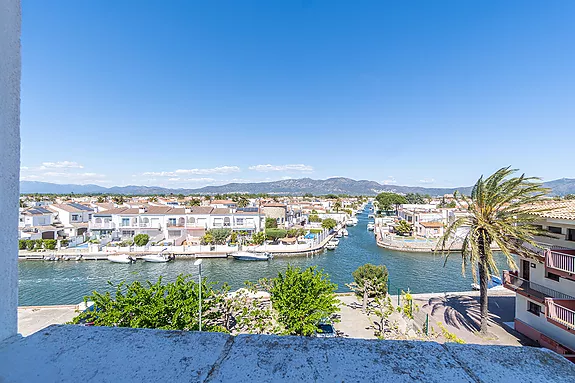 Empuriabrava, fantastic penthouse with a 97m2 solarium terrace and incredible views.