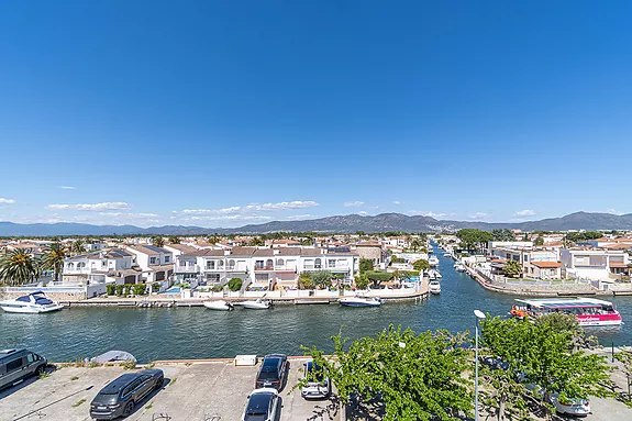 Empuriabrava, fantastic penthouse with a 97m2 solarium terrace and incredible views.