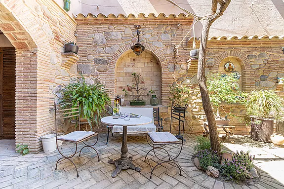 Un bijou merveilleux, dans un village médiéval de la Costa Brava.