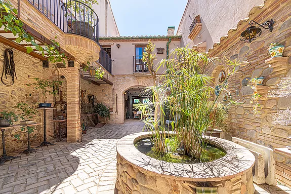 Un bijou merveilleux, dans un village médiéval de la Costa Brava.