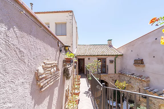 Un bijou merveilleux, dans un village médiéval de la Costa Brava.