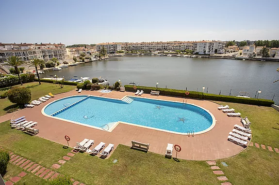 ¡OPORTUNIDAD! Fantástico apartamento con licencia turística y vista al lago.