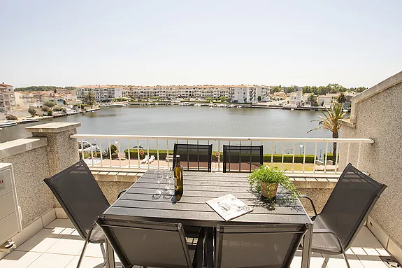 ¡OPORTUNIDAD! Fantástico apartamento con licencia turística y vista al lago.