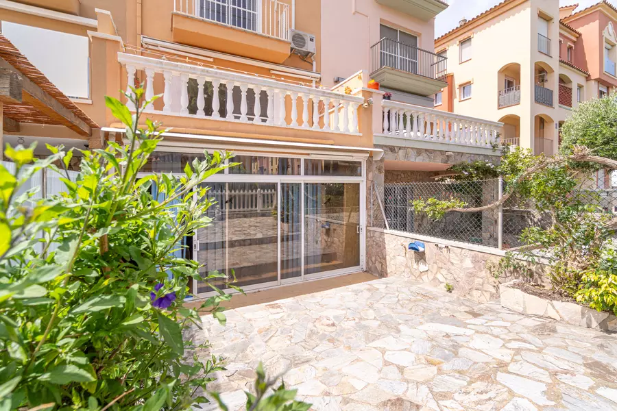 ¡Zum Verkauf steht ein fantastisches Haus mit 5 Zimmern, privatem Garten und nur 100 m vom Strand en