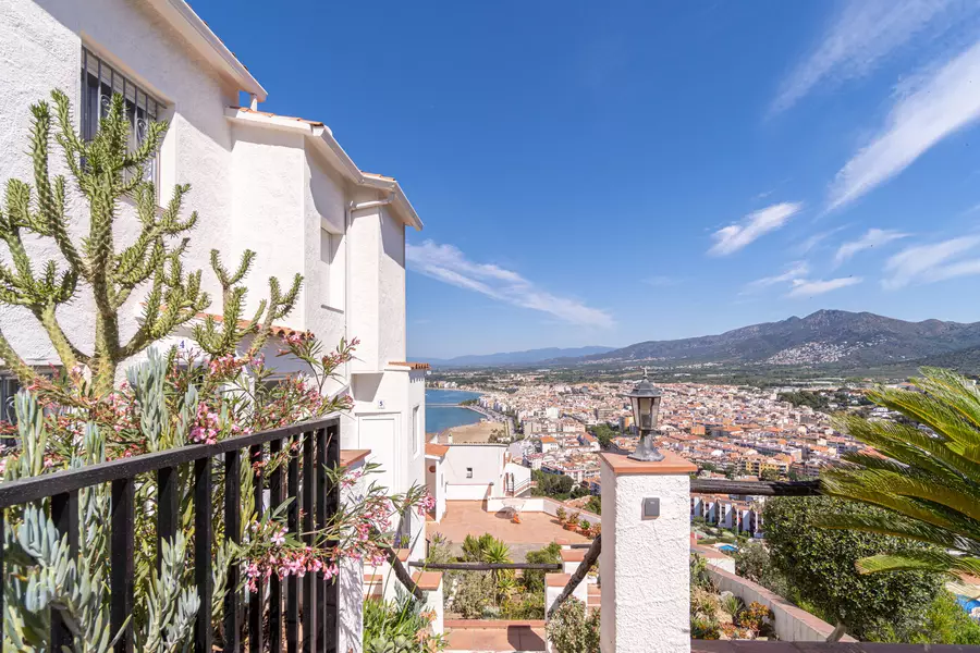 En venda petita joia amb vistes impressionants a la badia de Roses