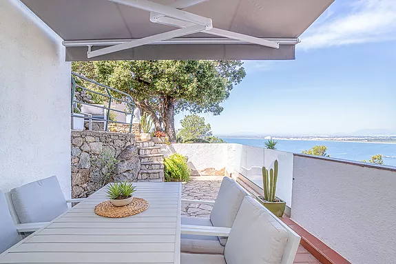For sale Little gem with breathtaking views of the Bay of Roses