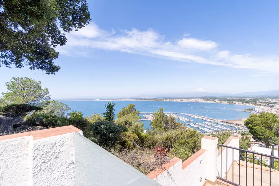 For sale Little gem with breathtaking views of the Bay of Roses