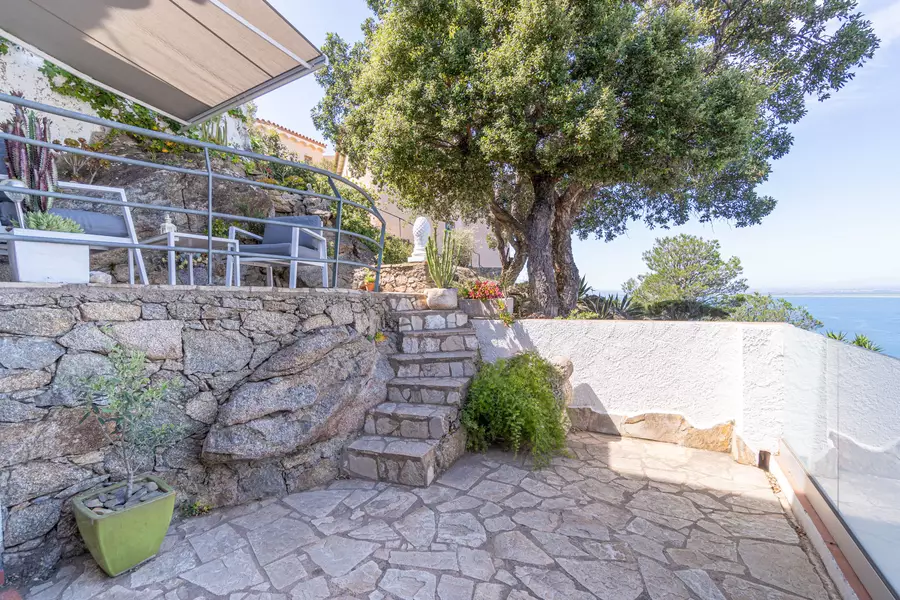 For sale Little gem with breathtaking views of the Bay of Roses