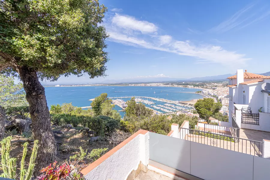 For sale Little gem with breathtaking views of the Bay of Roses