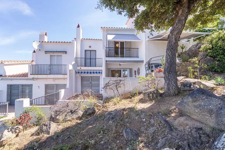 For sale Little gem with breathtaking views of the Bay of Roses