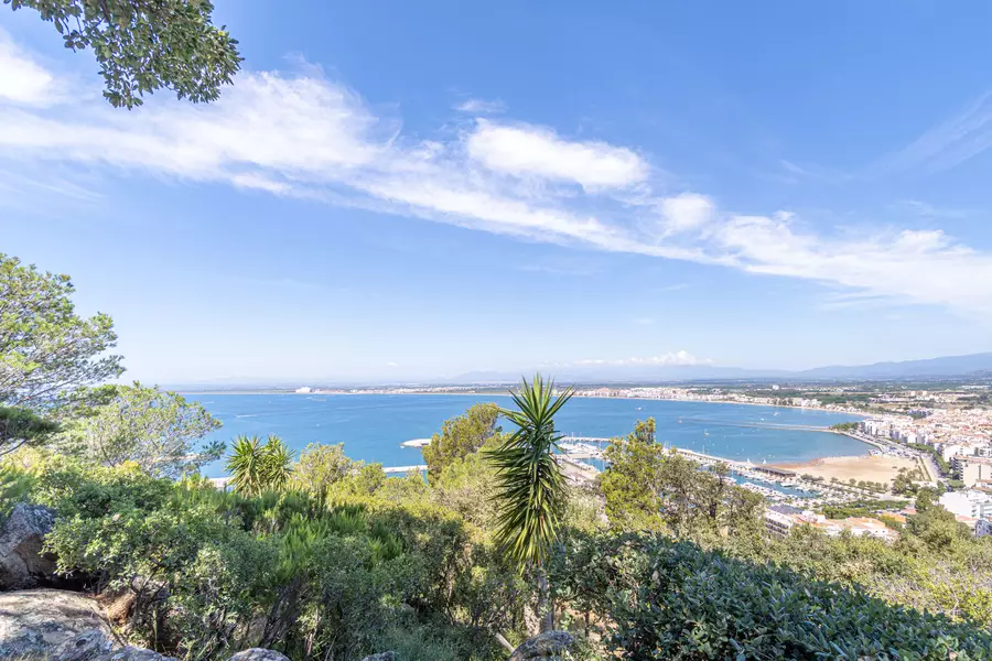 For sale Little gem with breathtaking views of the Bay of Roses