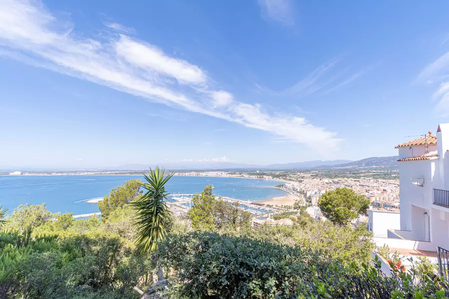 For sale Little gem with breathtaking views of the Bay of Roses