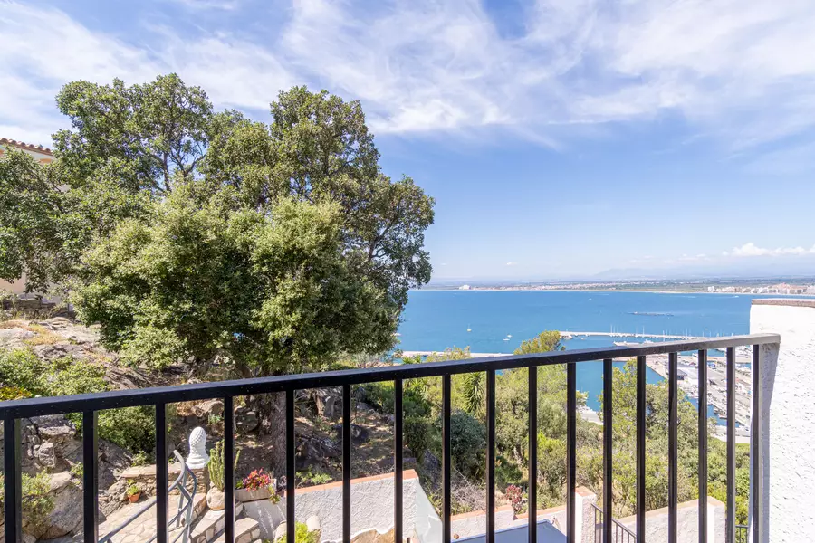 For sale Little gem with breathtaking views of the Bay of Roses