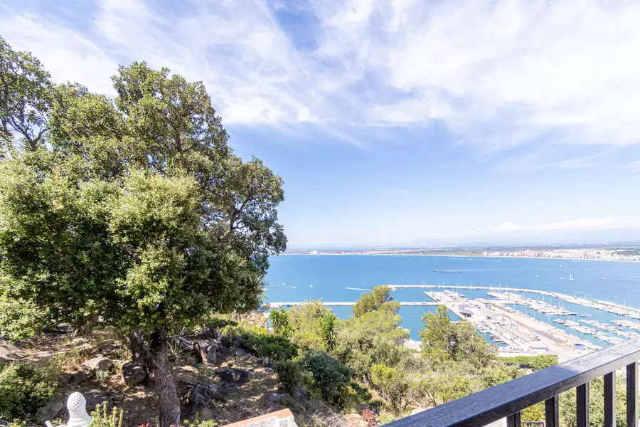 For sale Little gem with breathtaking views of the Bay of Roses