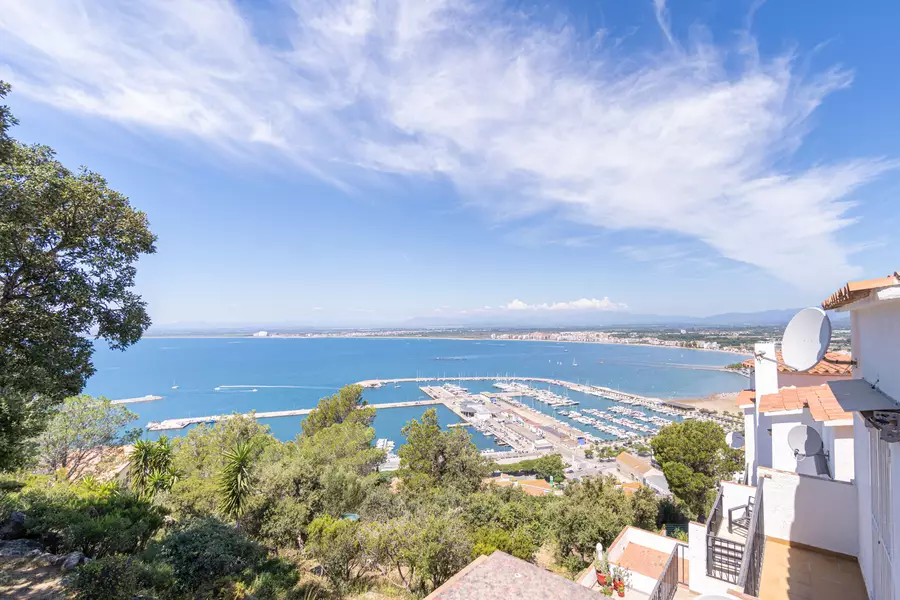 En venda petita joia amb vistes impressionants a la badia de Roses