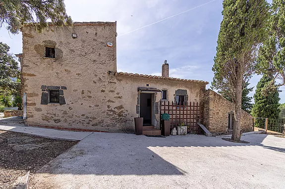 Spectacular property for sale in Palau-Saverdera.