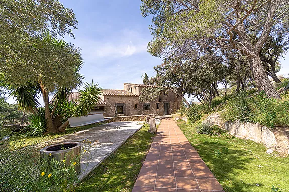 Spectacular property for sale in Palau-Saverdera.