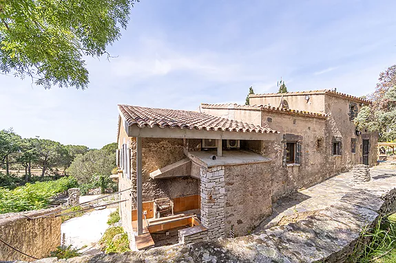 Spectacular property for sale in Palau-Saverdera.