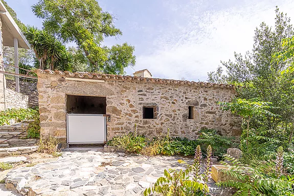 Spectacular property for sale in Palau-Saverdera.